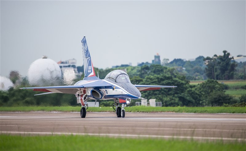 「國機國造」首架新式高教機「勇鷹」10日在空軍清泉崗基地首度試飛,吸引多名軍事迷拍照。(國防部提供)