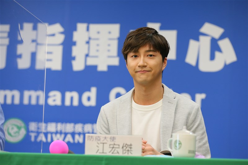 桌球選手江宏傑（中）擔任防疫大使，在記者會中回應媒體提問都很簡短，讓指揮官陳時中印象深刻外也被網友封為新「句點王」。（中央流行疫情指揮中心提供）中央社