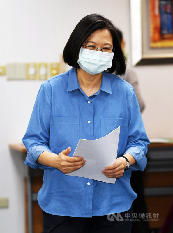 身兼民進黨主席的總統蔡英文(前)10日下午在民進黨中央黨部主持中執會,戴著口罩進入會場。中央社記者施宗暉攝 109年6月10日