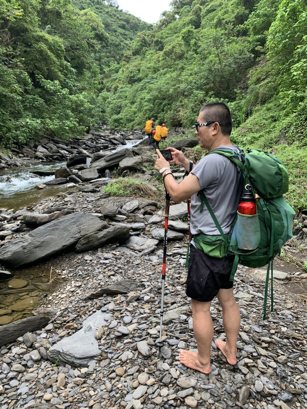 屏安醫院行政副院長楊欣正6日在來義棚集山區迷路失聯,搜索行動進入第5天,由於連日下雨,山區泥濘影響救援行動。他的好友、屏東縣議員鄭清原10日表示,只要能找到楊欣正,無論死生,都可拿到新台幣200萬。圖為人員搜救。(屏東縣議員鄭清原提供)中央社 109年6月10日