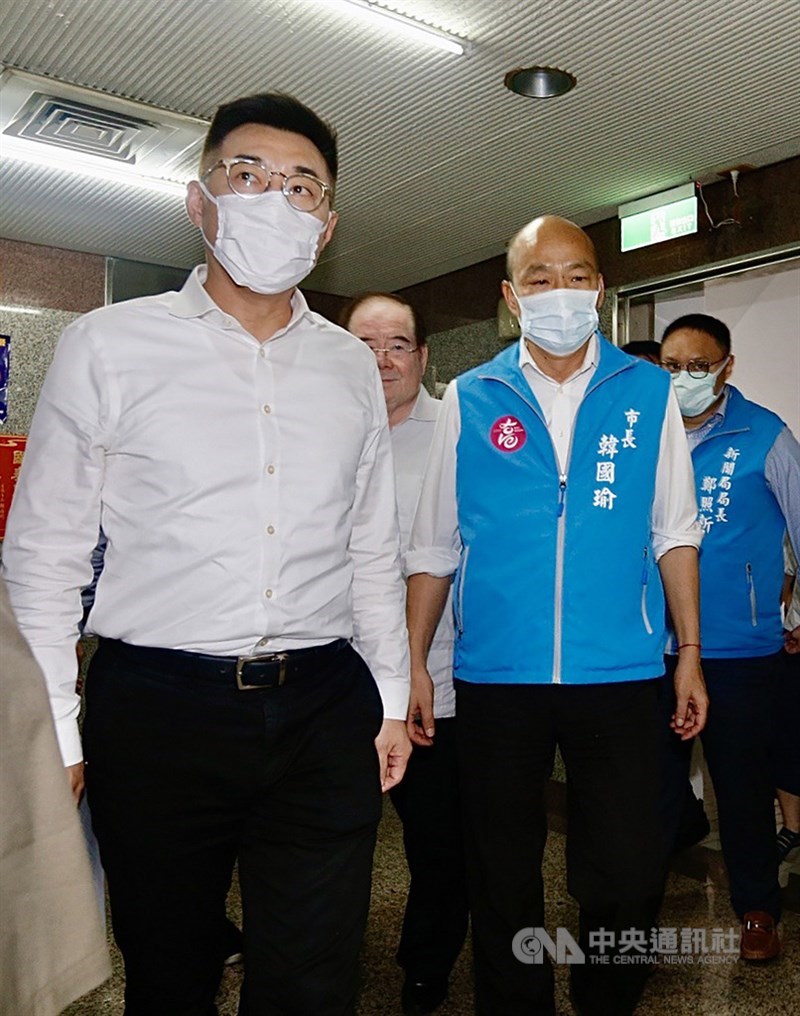 高雄市長韓國瑜(前右)10日出席國民黨在高雄舉行的行動中常會時表示,被罷免是市民對他和團隊的否定,請外界不要唱衰國民黨。中央社記者董俊志攝 109年6月10日
