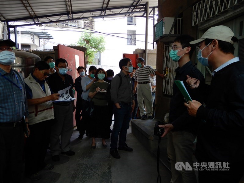 位於台南市中西區的律師湯德章故居傳出拆屋危機,台南市古蹟審議委員27日前往現勘。中央社記者楊思瑞攝 109年4月27日