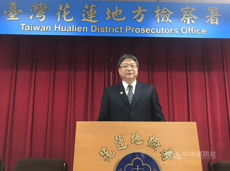花蓮地檢署主任檢察官陳旭華(圖)11日指出,花蓮縣教育處涉及相關工程採購弊案,認為教育處長李裕仁、花蓮縣體育會理事長汪錦德罪嫌重大,有串供之虞,向花蓮地方法院聲請羈押。中央社記者張祈攝 109年6月11日