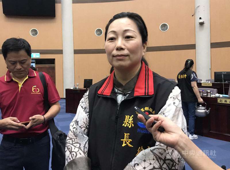 花蓮縣長徐榛蔚(右)11日接受媒體聯訪時就花蓮縣教育處涉及相關工程採購弊案表示,棒球場去年整修完畢,目前在結算階段,水上訓練基地上月才動土,對於相關弊案,現在仍在司法階段,縣府會全力支持、協助教育處長李裕仁。中央社記者張祈攝 109年6月11日