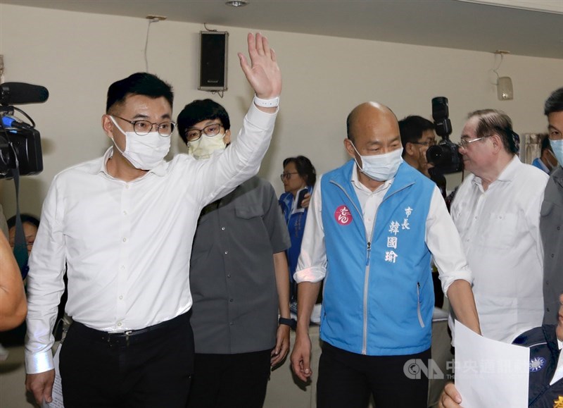 高雄市長補選在即,國民黨文傳會主委王育敏表示,國民黨一定會自提人選,但不預設一定是國民黨籍或無黨籍。圖為國民黨10日移師高雄市黨部召開行動中常會,黨主席江啟臣(左)與遭到罷免的高雄市長韓國瑜(藍色背心)一同現身。中央社記者董俊志攝 109年6月10日