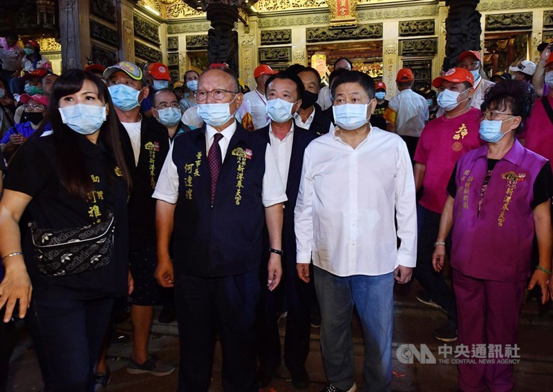 台中大甲鎮瀾宮媽祖11日深夜起駕遶境,鎮瀾宮前廣場擠滿信眾,剛完成換肝手術出院的鎮瀾宮董事長顏清標(前右2)出席,恭送媽祖起駕。中央社記者王飛華攝 109年6月11日