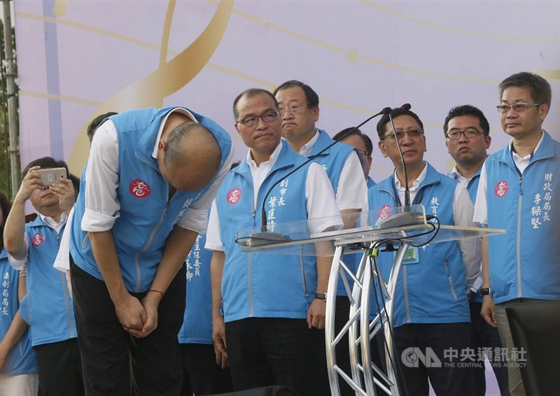 高雄市長韓國瑜(前)11日下午現身在鳳山行政中心舉辦的「真愛高雄 珍重再見」告別音樂會,率市府團隊成員登台,並深深鞠躬感謝支持者一路相挺。中央社記者董俊志攝 109年6月11日