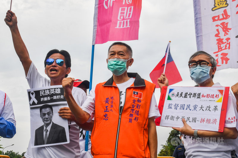 高雄市長韓國瑜罷免案6日通過，有挺韓團體預訂13日到台北凱道集會，申請到路權的民主監督聯盟總召集人黃正忠（中）11日在台北賓館前開記者會表示，此刻起他不是韓粉，是中華民國派、台灣魂，也沒要聲援韓國瑜，13日活動仍會辦。中央社記者林俊耀攝 109年6月11日