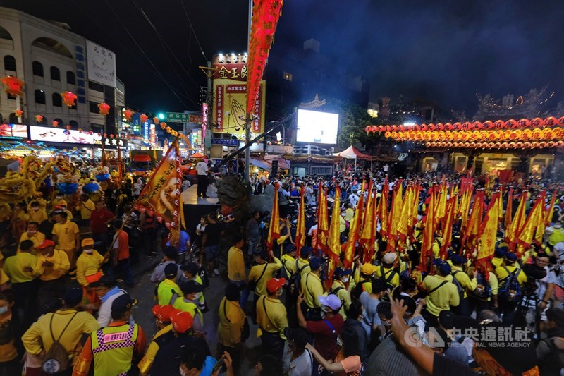 台中大甲鎮瀾宮11日晚間熱鬧非凡,各地宮廟進香團隊陸續抵達,先在廟埕向大甲媽祖致意,深夜11時將隨媽祖起駕遶境進香。中央社記者王飛華攝 109年6月11日