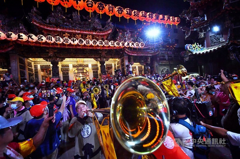 台中大甲鎮瀾宮11日深夜熱鬧非凡,大甲媽祖遶境進香之旅正式展開,媽祖鑾轎在哨角隊前導下,由轎班扛起緩緩起步,展開9天8夜遶境之旅。中央社記者王飛華攝 109年6月11日