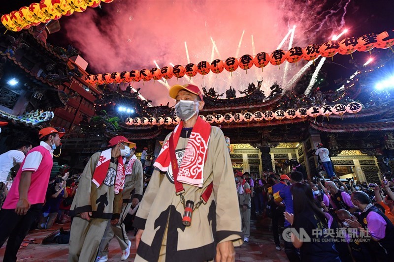 台中大甲鎮瀾宮媽祖11日晚間11時起駕遶境,廟方於媽祖起駕同時施放煙火,絢爛光彩點亮夜空,現場信眾則虔誠跪地合掌,恭送媽祖出巡。中央社記者王飛華攝 109年6月11日