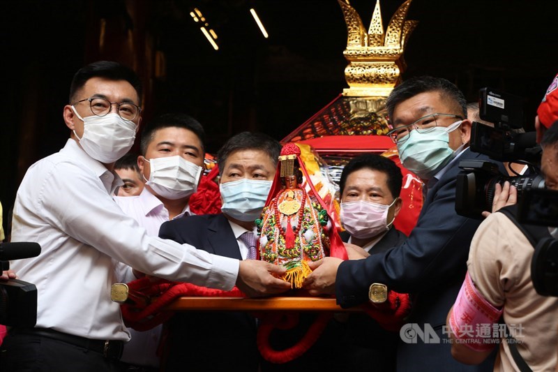 台中大甲鎮瀾宮媽祖遶境進香活動11日深夜將正式展開,鎮瀾宮董事長顏清標(左3)、立法院副院長蔡其昌(右)、國民黨主席江啟臣(左)等人下午出席媽祖上轎儀式。中央社記者蘇木春攝 109年6月11日