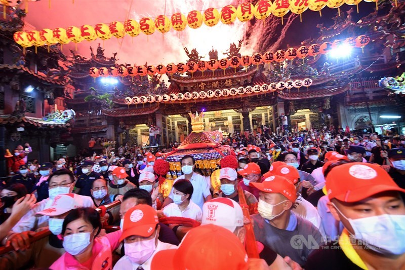 台中大甲鎮瀾宮媽祖11日晚間11時起駕展開9天8夜遶境進香之旅,總統府秘書長蘇嘉全(中後)、台中市長盧秀燕(中前)出席盛典並參與扶轎。中央社記者王飛華攝 109年6月11日