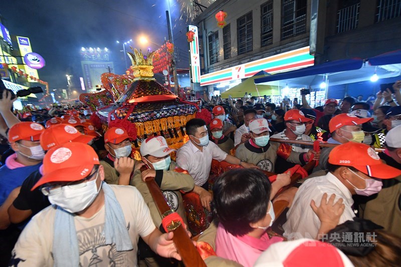 台中大甲鎮瀾宮媽祖11日深夜11時正式起駕,轎班扛著媽祖鑾轎在擠滿人群的街道中緩步前行,宣告9天8夜遶境進香之旅正式展開。中央社記者王飛華攝 109年6月11日
