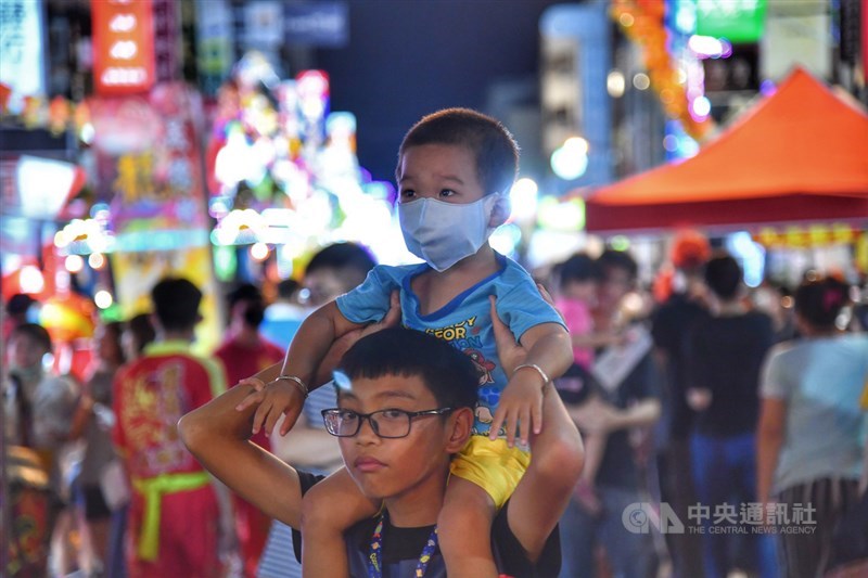 台中大甲鎮瀾宮媽祖遶境進香活動11日晚間展開,正式起駕前周邊人潮已陸續湧現,部分民眾戴口罩參與。中央社記者王飛華攝 109年6月11日