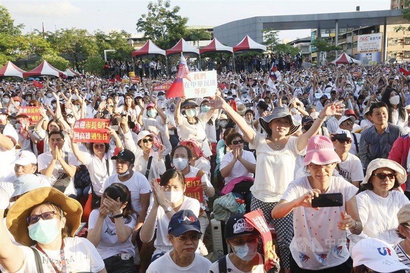 「真愛高雄 珍重再見」告別音樂會11日下午在高雄市政府鳳山行政中心草地登場,現場擠滿身穿白衣的高雄市長韓國瑜支持者,眾人齊聲表達對韓國瑜的力挺與不捨。中央社記者董俊志攝 109年6月11日