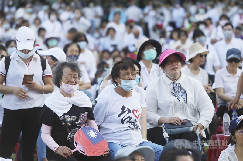 高雄市長韓國瑜與市府團隊成員11日為最後一天上班日,下午在鳳山行政中心舉辦「真愛高雄 珍重再見」告別音樂會,大批支持者響應韓國瑜號召,身穿白衣參與,在音樂聲中歡送韓國瑜。中央社記者董俊志攝 109年6月11日