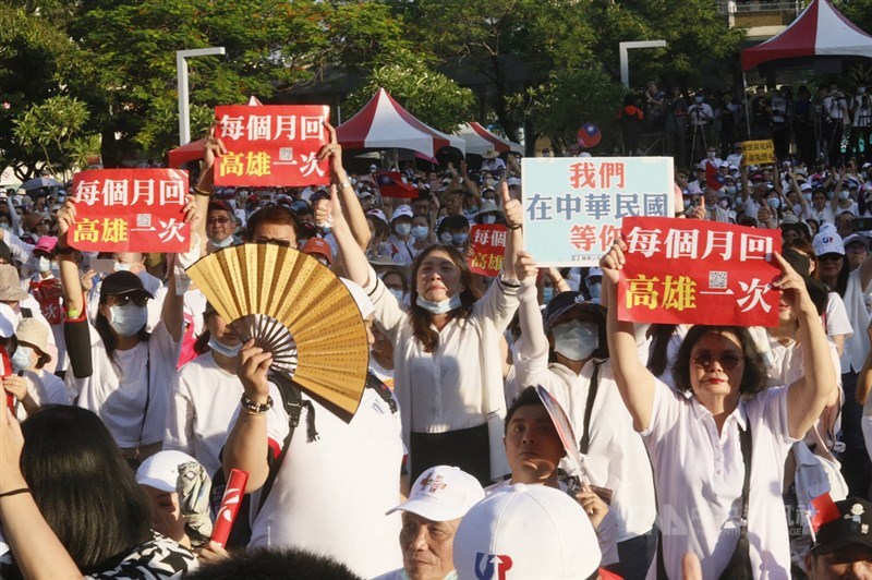 大批高雄市長韓國瑜支持者11日身穿白衣,到鳳山行政中心參與「真愛高雄 珍重再見」告別音樂會,高舉標語表達對韓國瑜的支持力挺,更有人希望韓國瑜能每個月都回高雄一次。中央社記者董俊志攝 109年6月11日
