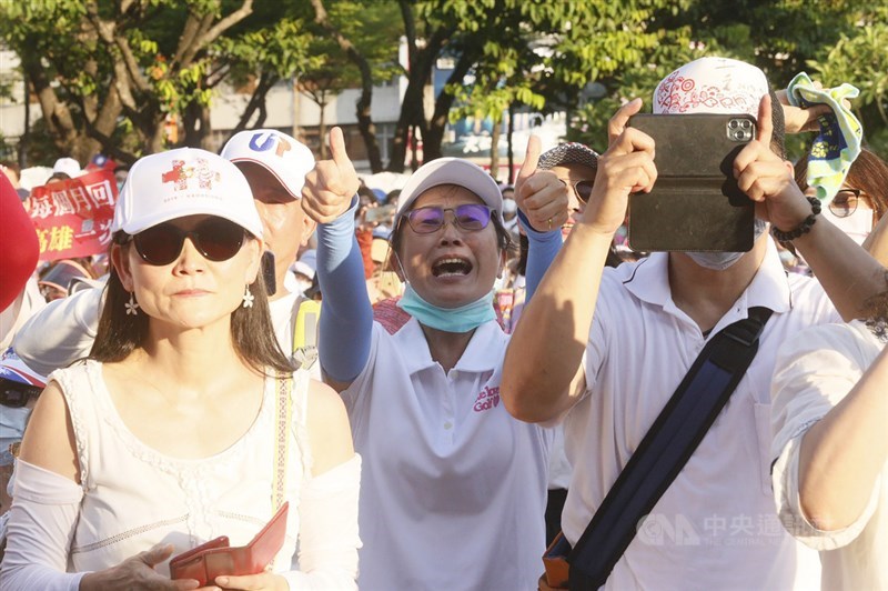 「真愛高雄 珍重再見」告別音樂會11日下午在高雄市政府鳳山行政中心草地登場,現場聚集大批高雄市長韓國瑜支持者,在韓國瑜現身時激動為他打氣。中央社記者董俊志攝 109年6月11日