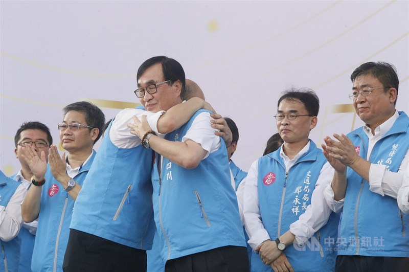 高雄市長韓國瑜(前右2)與市府團隊11日最後一天上班,下午韓國瑜率團隊成員出席告別音樂會,在台上不忘感謝團隊成員辛苦做事,逐一點名感謝,並擁抱副市長李四川(前右)致意。中央社記者董俊志攝 109年6月11日