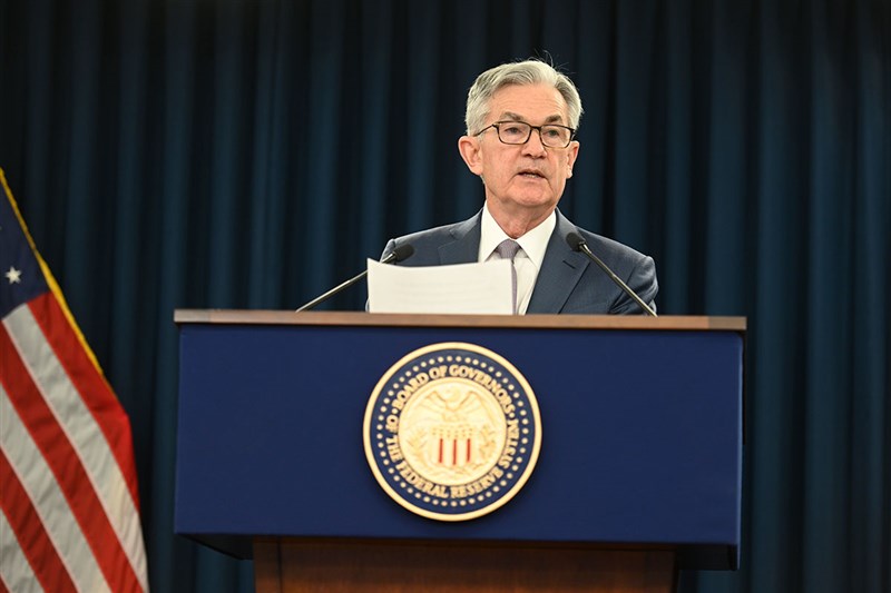 美國聯邦準備理事會10日決議利率保持在趨近於零,官員預期飽受疫情衝擊的經濟復甦緩慢,2022年底前都不會升息。圖為聯準會主席鮑爾。(圖取自facebook.com/federalreserve)