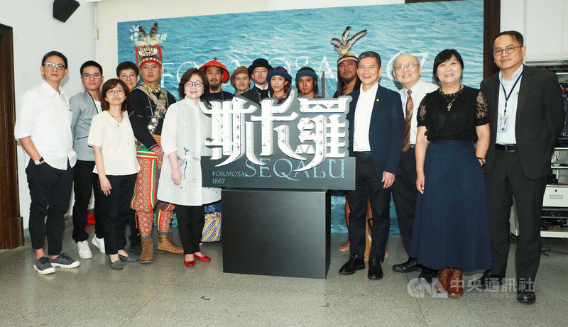 公視旗艦史詩戲劇11日正式更名為「斯卡羅」，導演曹瑞原（左）率劇組演員出席記者會，文化部長李永得（右4）、斯卡羅潘文杰直系後裔潘佳昌（Masaw）（左5）、公廣集團董事長陳郁秀（左6）、原著小說「傀儡花」作家陳耀昌（右3）和民進黨籍原住民立委伍麗華（右2）等人出席。（公視提供）中央社記者葉冠吟傳真　109年6月11日