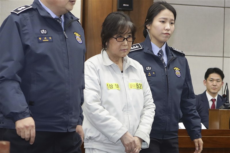 韓國前總統朴槿惠閨密干政醜聞案,韓國最高法院11日維持首爾高等法院判決定讞,朴槿惠密友崔順實(前中)被判18年有期徒刑,併科罰金200億韓元(約新台幣4.93億元)。圖為崔順實2017年1月5日出庭畫面。(美聯社)