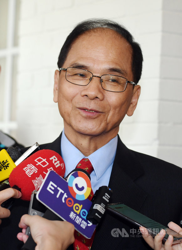 立法院長游錫堃11日面對媒體詢問對釣魚台主權爭議時表示,台日友好,又都面臨中共威脅,應該合作;他主張,領土或主權爭議應該暫時擱置,共同開發。中央社記者施宗暉攝 109年6月11日