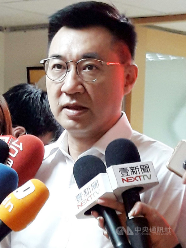 國民黨主席江啟臣(圖)11日出席華僑救國聯合總會僑務座談,會前受訪談到高雄市長補選時說,人選陸續徵詢中。中央社記者范正祥攝 109年6月11日