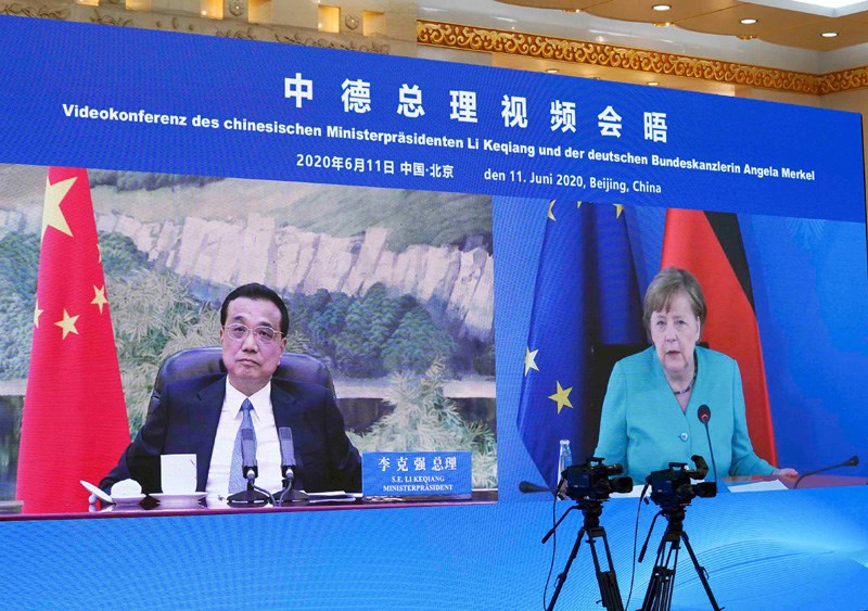 德國總理梅克爾11日與中國國務院總理李克強視訊會晤。梅克爾在會中督促中國平等對待外資企業,李克強則提到,中方願爭取早日完成中歐投資協定談判。(圖取自中國政府網網頁gov.cn)