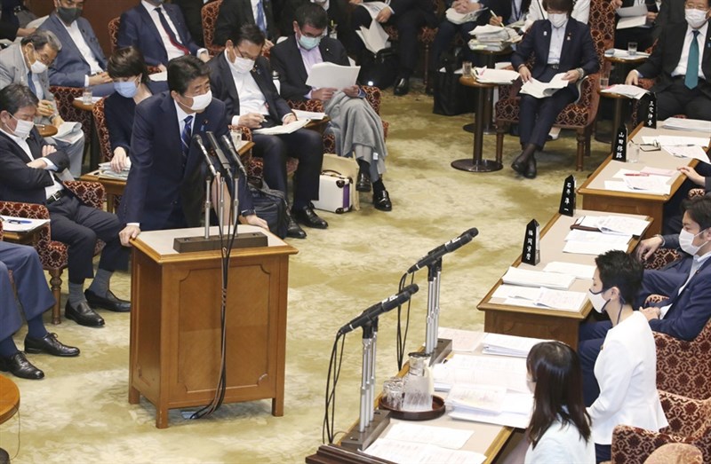 日本首相安倍晉三(立者)11日在國會表示,台灣上個月欲以觀察員身分參與世界衛生大會未能獲接納,令人感到「非常遺憾」。(共同社提供)