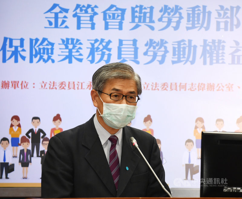 金管會主委黃天牧11日下午在立法院出席「金管會與勞動部合作,保險業務員勞動權益更完善」公聽會,對台股信心喊話。中央社記者施宗暉攝 109年6月11日