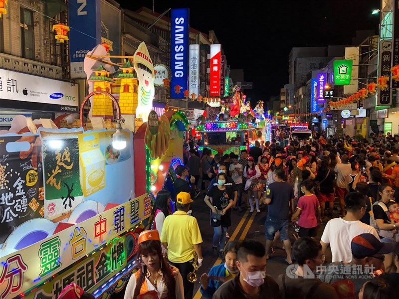 台中鎮瀾宮大甲媽祖遶境進香活動將於11日深夜11時起駕,信徒與車隊、陣頭等陸續湧入現場,讓鎮瀾宮周邊越夜越熱鬧,中央社記者王飛華攝 109年6月11日