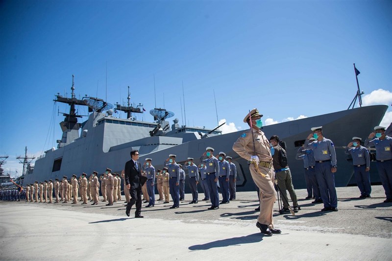 海軍敦睦艦隊日前發生武漢肺炎群聚感染,國防部12日公布調查結果及後續改善措施,其中包括未來將由疾管署協助執行敦睦支隊返國入境檢疫。圖為敦睦艦隊擺脫染疫陰霾,磐石、岳飛、康定三艘軍艦5月18日上午舉行恢復戰備典禮。(軍聞社提供)中央社