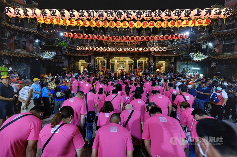 台中大甲鎮瀾宮媽祖遶境進香活動11日深夜正式起駕前陸續有信徒、進香團隊抵達鎮瀾宮,在廟前鞠躬向媽祖致意,準備迎接媽祖起駕時刻。中央社記者王飛華攝 109年6月11日