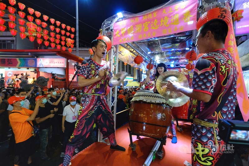 大甲鎮瀾宮媽祖11日深夜11時起駕遶境,鎮瀾宮前廣場入夜後陸續湧入信眾與進香團隊、宮廟陣頭等,越夜越熱鬧。中央社記者王飛華攝 109年6月11日