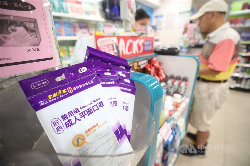 屈臣氏門市與網路商店13日共開賣7200盒口罩,一片最低5元。(中央社檔案照片)