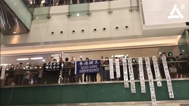 12日是香港反送中運動包圍立法會一週年,民眾響應號召歌唱反送中歌曲「榮光歸香港」。(圖取自facebook.com/hkcnews)