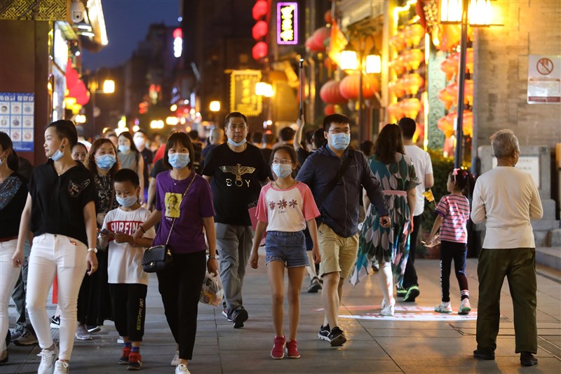 北京相隔56天後,11日新增一例武漢肺炎本土確診病例,引發關注。官方已啟動大規模溯源行動。圖為北京街上人潮。(中新社提供)