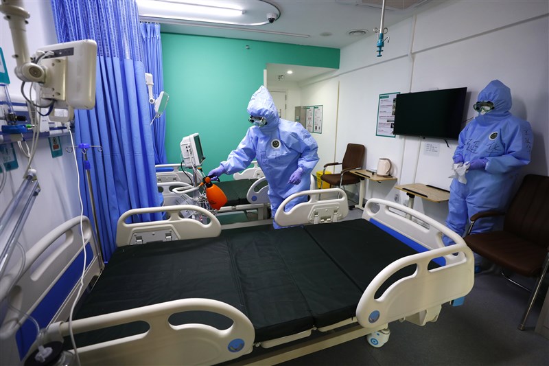 武漢肺炎疫情在中國奪走4000多條人命,有死者家屬日前對當局提告,索賠人民幣200萬元(約合新台幣840萬元)。圖為北京小湯山醫院,醫護人員在患者出院後,對病房進行消毒。(中新社提供)
