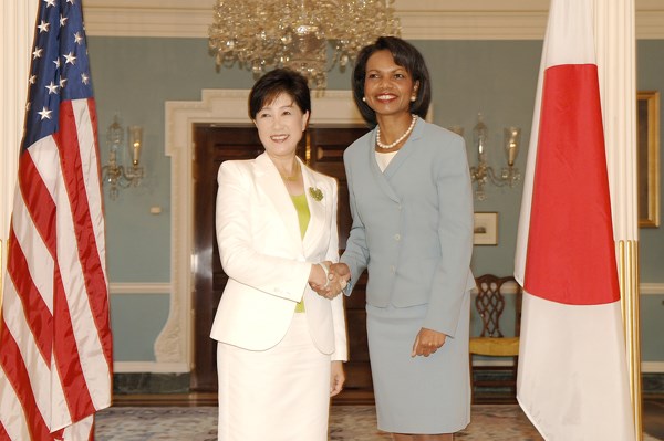 2007年小池百合子(左)被任命為防衛大臣,與時任美國國務卿萊斯(Condoleezza Rice)會面。(圖取自維基共享資源,版權屬公眾領域)