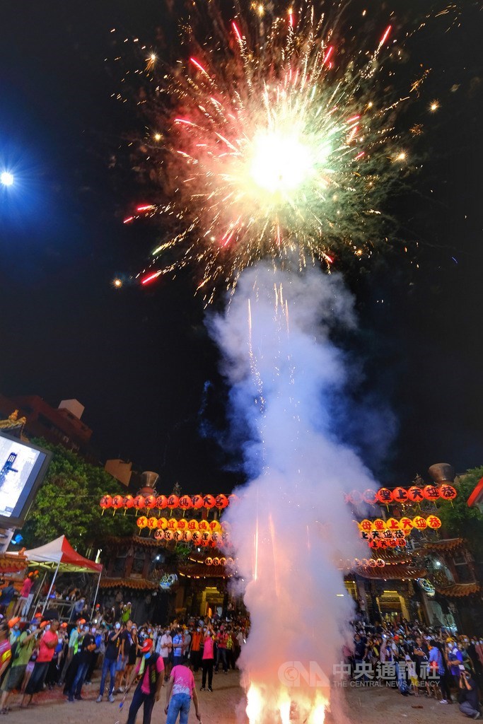 台中大甲媽祖11日深夜11時將起駕遶境,鎮瀾宮前廣場入夜後湧入大批信眾,現場除有陣頭表演,也施放煙火,氣氛熱鬧。中央社記者王飛華攝 109年6月11日