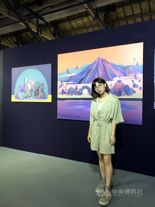 華梵大學美術與文創系12日舉辦畢業展開幕茶會,主題訂為「收訊範圍外」,顯現藝術創作者對社會現況的敏銳觀察,畢業生郭芳瑜將情緒和記憶化為山川風景,觀看自己的情感世界。(華梵大學提供)中央社記者陳至中台北傳真 109年6月12日