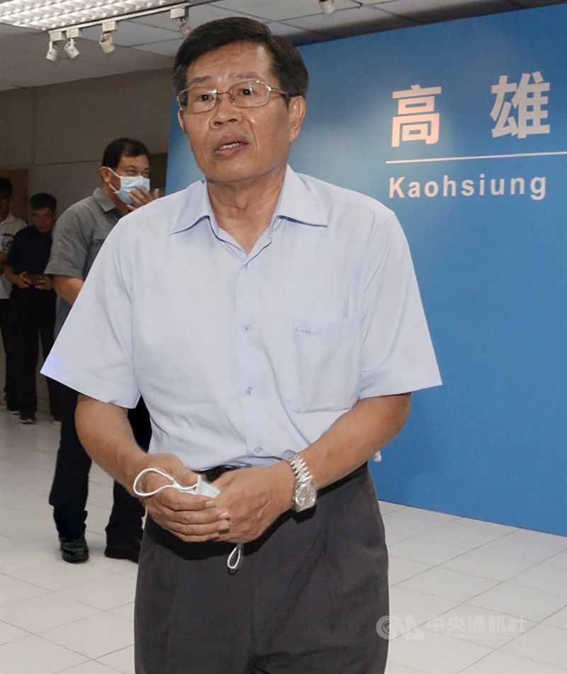 公職生涯已36年的無黨籍高雄市政府參事楊明州,嫻熟市政脈絡,行事穩健、有良好溝通能力,如今即將接任代理高雄市長一職,他12日表示,上任優先做好防汛、防颱,也要落實武漢肺炎後續防疫、登革熱防治等,尤其19日起就要列席議會備詢,希望不負任務。中央社記者董俊志攝 109年6月12日