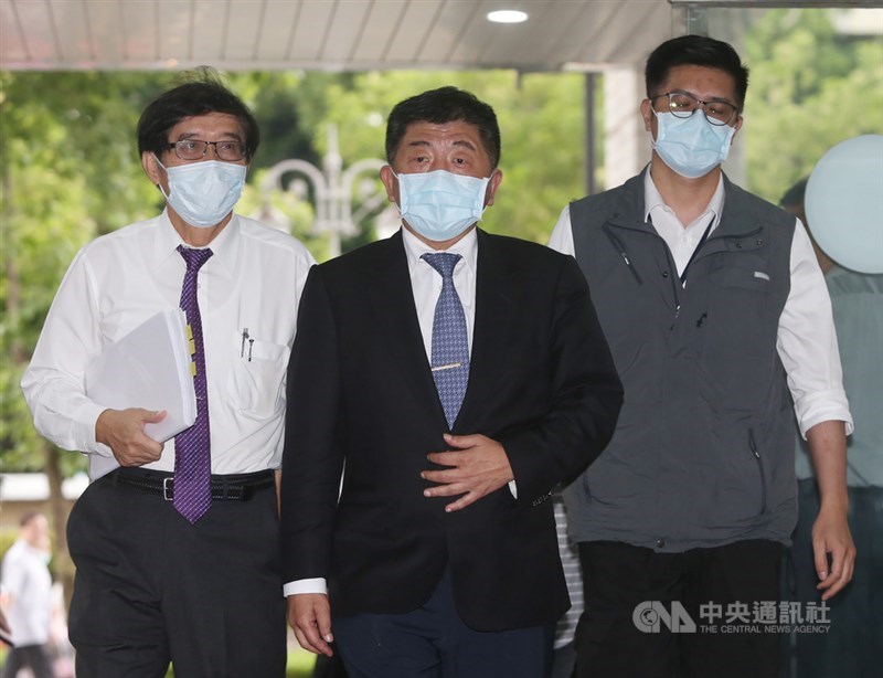 健保署8月起將對8類、共352項健保差額特材訂定收費上限,避免同一特材在不同院所價差過大,引發正反爭論,衛福部長陳時中(中)13日下午邀請醫師、專家舉行閉門會議,聽取相關意見。中央社記者鄭傑文攝 109年6月13日