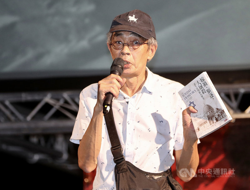 台灣10多個公民團體13日晚間6時在台北自由廣場舉行「抗爭未完,台港同行」週年晚會,跨海相挺港人追求民主自由,銅鑼灣書店創辦人林榮基應邀登台演講。中央社記者張皓安攝 109年6月13日