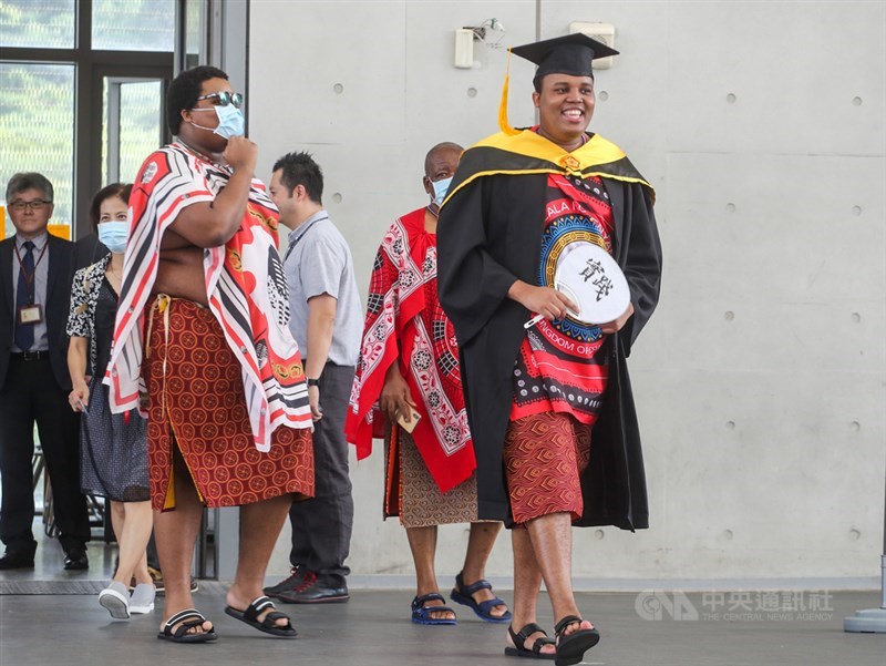 實踐大學13日在台北校區舉行畢業典禮,史瓦帝尼王國王子班柯希(Benkhosi Dlamini)(前右)碩士班畢業,並代表畢業生致詞。中央社記者裴禛攝 109年6月13日