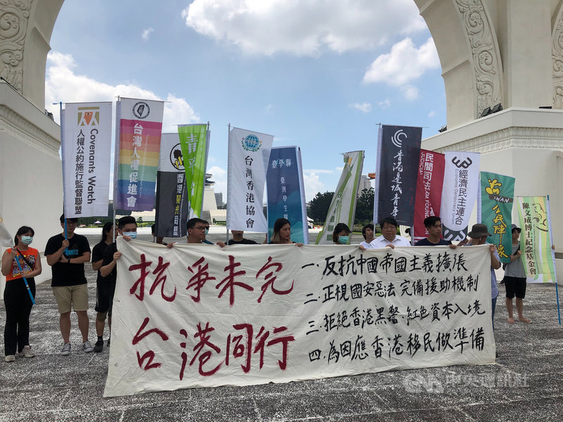 香港邊城青年、經濟民主連合、台灣香港協會等多個民團今天召開記者會,呼籲台灣政府儘速落實人道救援機制。中央社記者王承中攝 109年6月13日