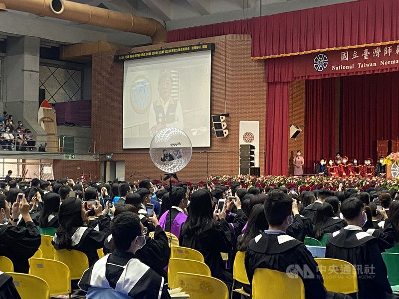 台灣師範大學13日舉行畢業典禮,特別邀請衛福部長陳時中及諾貝爾獎得主高行健錄製影片向畢業生傳達祝福,陳時中影片一出,立刻引起學生熱烈迴響,不少畢業生也拿出手機拍照。中央社記者吳欣紜攝 109年6月13日