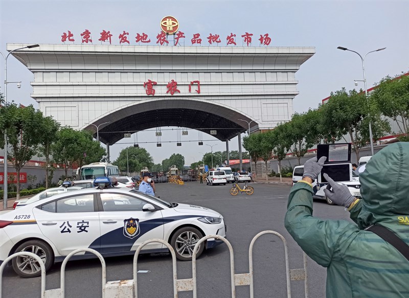 北京市11日起又出現7例武漢肺炎確診病例,都與豐台區的新發地市場有關。豐台區13日啟動戰時機制,11個小區全面封管,學校全部停課。圖為今晨封閉的新發地市場大門。(中新社提供)中央社 109年6月13日